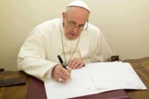 Papa Francesco mentre scrive